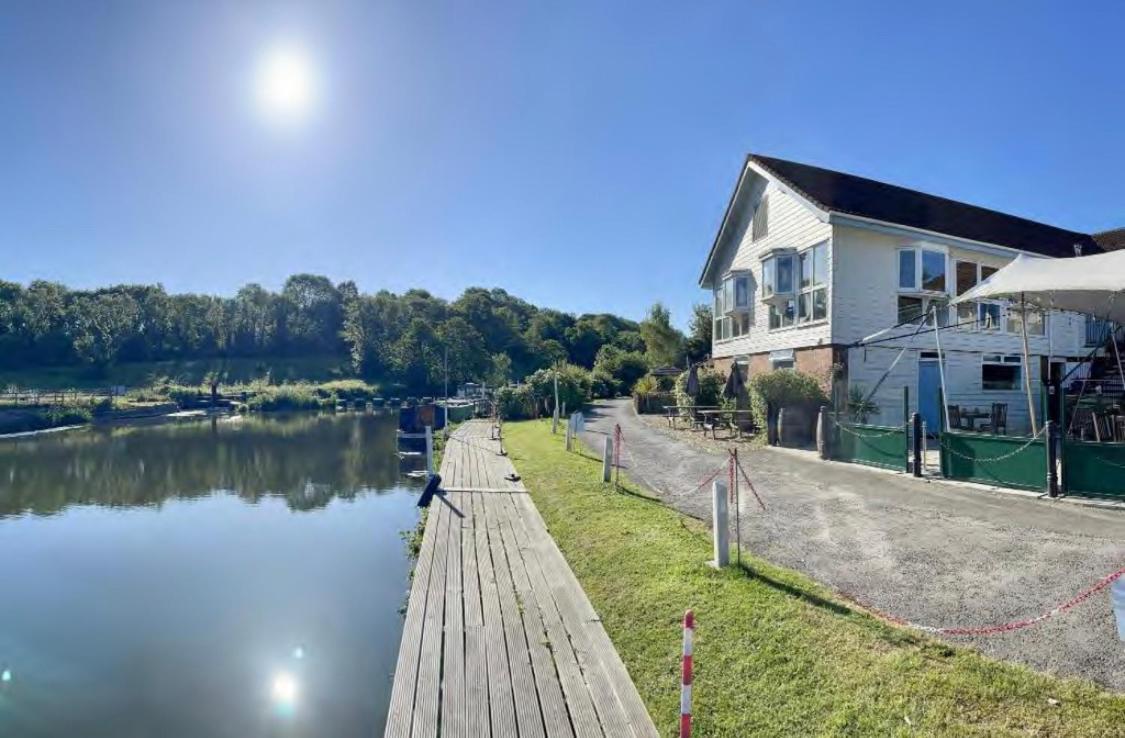 The Riverside Inn Saltford Ngoại thất bức ảnh